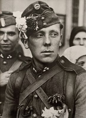 une vieille photo en noir et blanc d'un homme en uniforme militaire