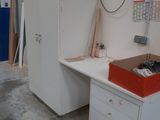 un réfrigérateur blanc et une boîte rouge dans une pièce