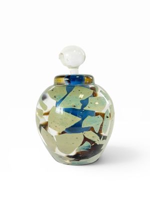 un bocal en verre orné d'un motif bleu et vert