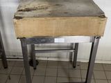 un tabouret sale posé dans un coin de la pièce
