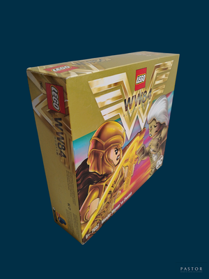 une boîte de Lego posée sur une table