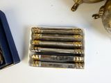 un paquet de cigarettes et un briquet posés sur une table