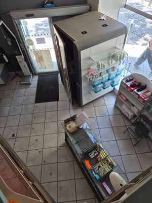 un homme qui se tient devant un réfrigérateur