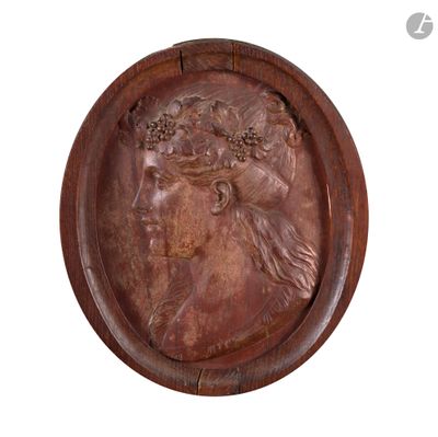 une image représentant une plaque à l'effigie d'une femme coiffée d'une couronne de fleurs