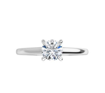 une bague sertie d'un seul diamant sur fond blanc