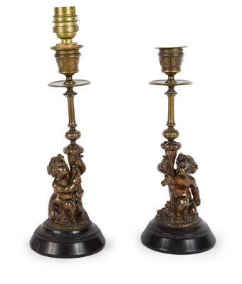 Paire de bougeoirs en bronze patiné brun, formé de putti por…