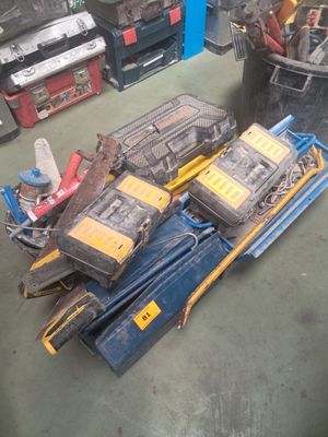 un tas d'outils posés par terre dans un garage
