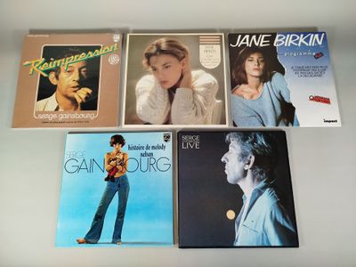 Quatre albums vinyles de Jane Birkin sont posés sur une surface blanche