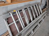 un tas de vieux objets en métal et en bois dans un bâtiment