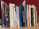un grand nombre de livres posés sur une table