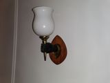 une lampe accrochée au mur à côté d'une autre lampe