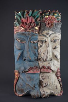 Panneau en bois sculpté représentant un couple formant un bo…