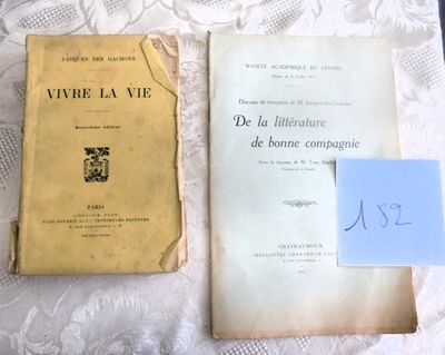 deux livres posés sur une table, avec un mot devant eux