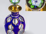 deux photos différentes d'un vase bleu orné d'une fleur