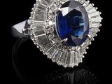 une bague en saphir bleu et diamant