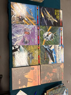 beaucoup de livres accrochés au mur à côté de la bibliothèque