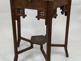 image d'une petite table avec un plateau en bois sur fond blanc