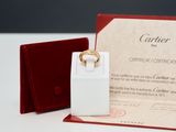 une bague posée sur une boîte, à côté d'un certificat