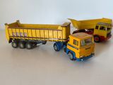 deux camions jouets assis l'un à côté de l'autre sur une table
