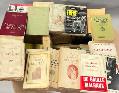 plusieurs livres sont empilés sur une table