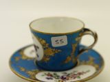 une tasse à thé et une soucoupe sur lesquelles figure un numéro