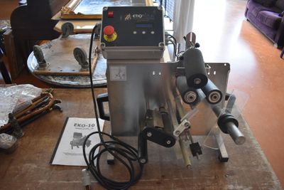 une machine posée sur une table