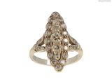 gros plan d'une bague en diamant sur fond blanc