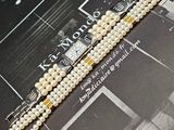 une photo d'un bracelet de perles sur lequel est posée une montre