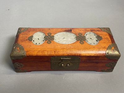 une petite boîte en bois sur laquelle sont posées deux horloges