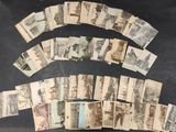 un lot de vieilles cartes postales posées sur une table