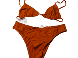 une photo d'un ensemble de bikini composé d'un haut et d'un bas de bikini
