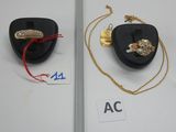 deux bijoux exposés sur une table