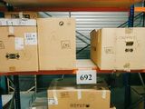 des boîtes sont empilées dans un entrepôt