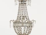 un grand lustre en cristal suspendu au plafond