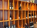 de nombreuses bouteilles de vin sur les étagères du magasin de vins