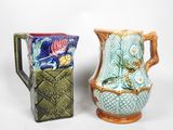 deux vases posés l'un à côté de l'autre sur une surface blanche
