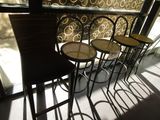 quatre tabourets placés devant une fenêtre dans une pièce