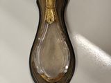 une ampoule fixée au mur de la salle de bains