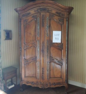 une grande armoire en bois avec un panneau dessus