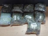 plusieurs sacs d'herbe posés sur une table, avec des étiquettes dessus