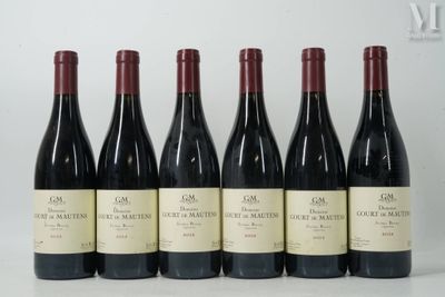 six bouteilles de vin rouge sont alignées sur une table