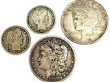 quatre types de pièces différents sont présentés sur une surface blanche