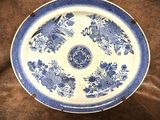 une assiette bleue et blanche ornée d'un motif de dragon