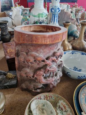 de nombreux vases et assiettes de toutes sortes sur la table