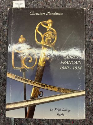 la couverture d'un livre sur laquelle figurent une épée et une autre épée