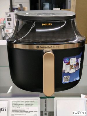 une friteuse à air chaud Philips exposée dans un magasin, avec ses étiquettes de prix