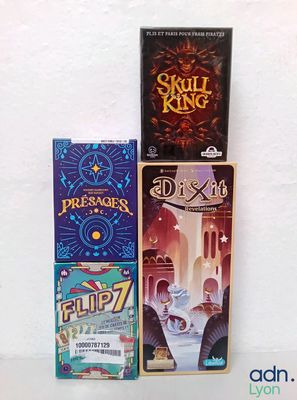 trois livres posés sur une table