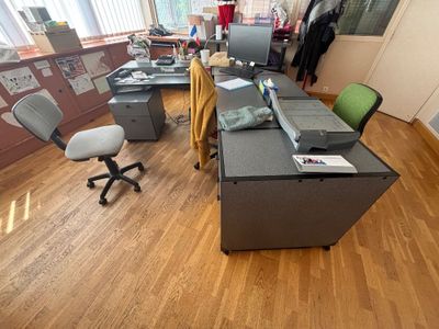 un bureau avec un ordinateur portable et une chaise dans une pièce