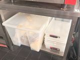 un micro-ondes posé sur une table dans la cuisine
