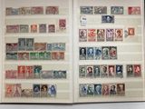un livre avec beaucoup de timbres